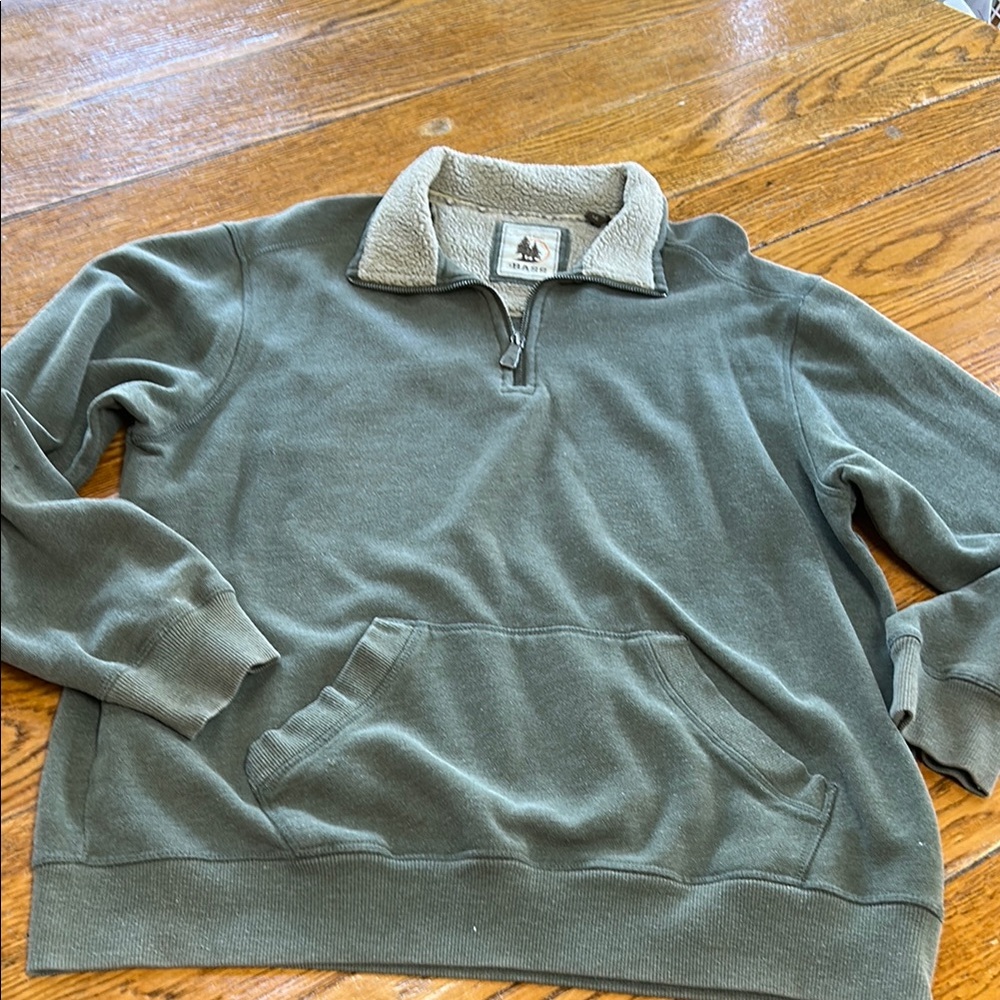 Bass 1/4 zip pullover in vintage green. Men’s size Large. Good condition.